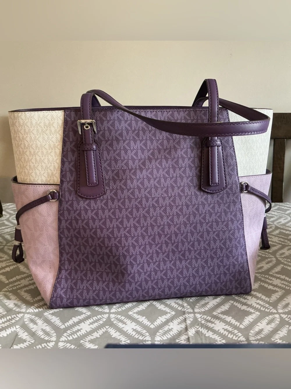 Michael Kors Voyager Large EW Tote Dark Purple Multi NWT $398 - Picture 3 of 16